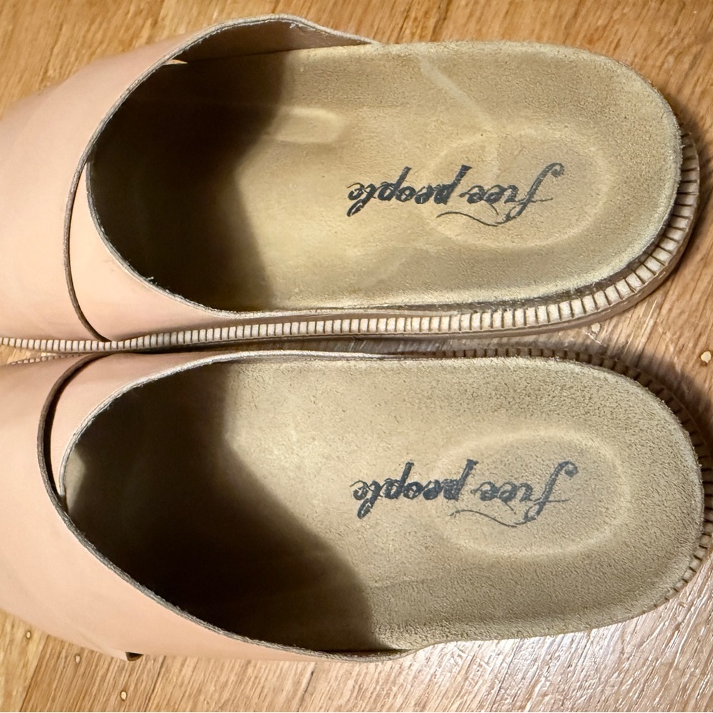 Free People Women's Tan Slide Sandals size 6.5 NWOT - Picture 2 of 3